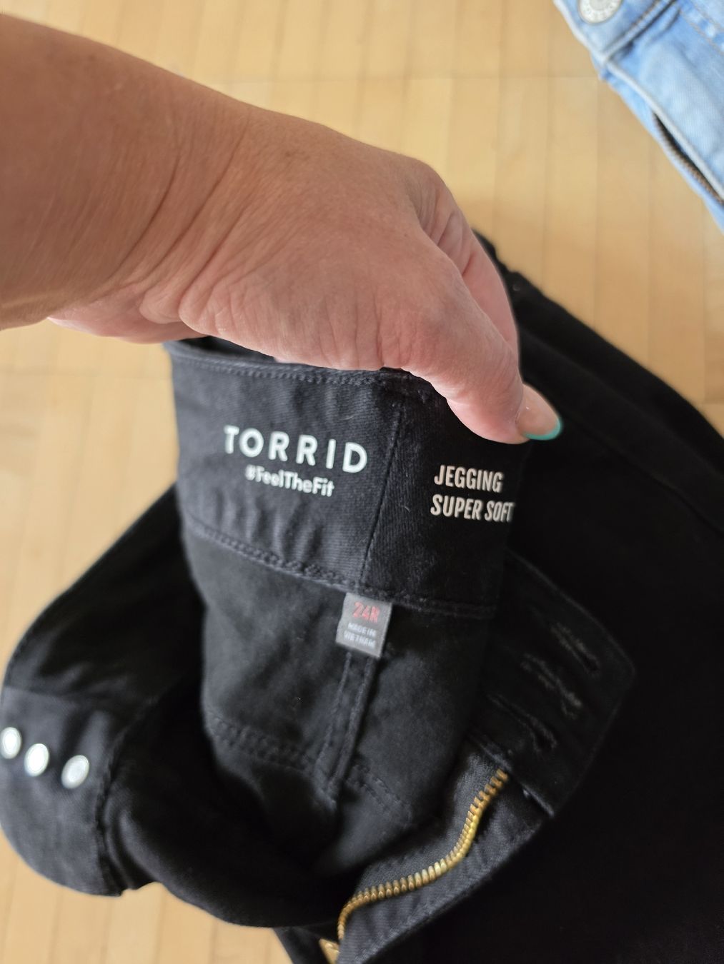 Kleiderpakete: Torrid Jeans Set 3 Stück Grösse 54 – Gebraucht aus Uster von mik_5xnp 3