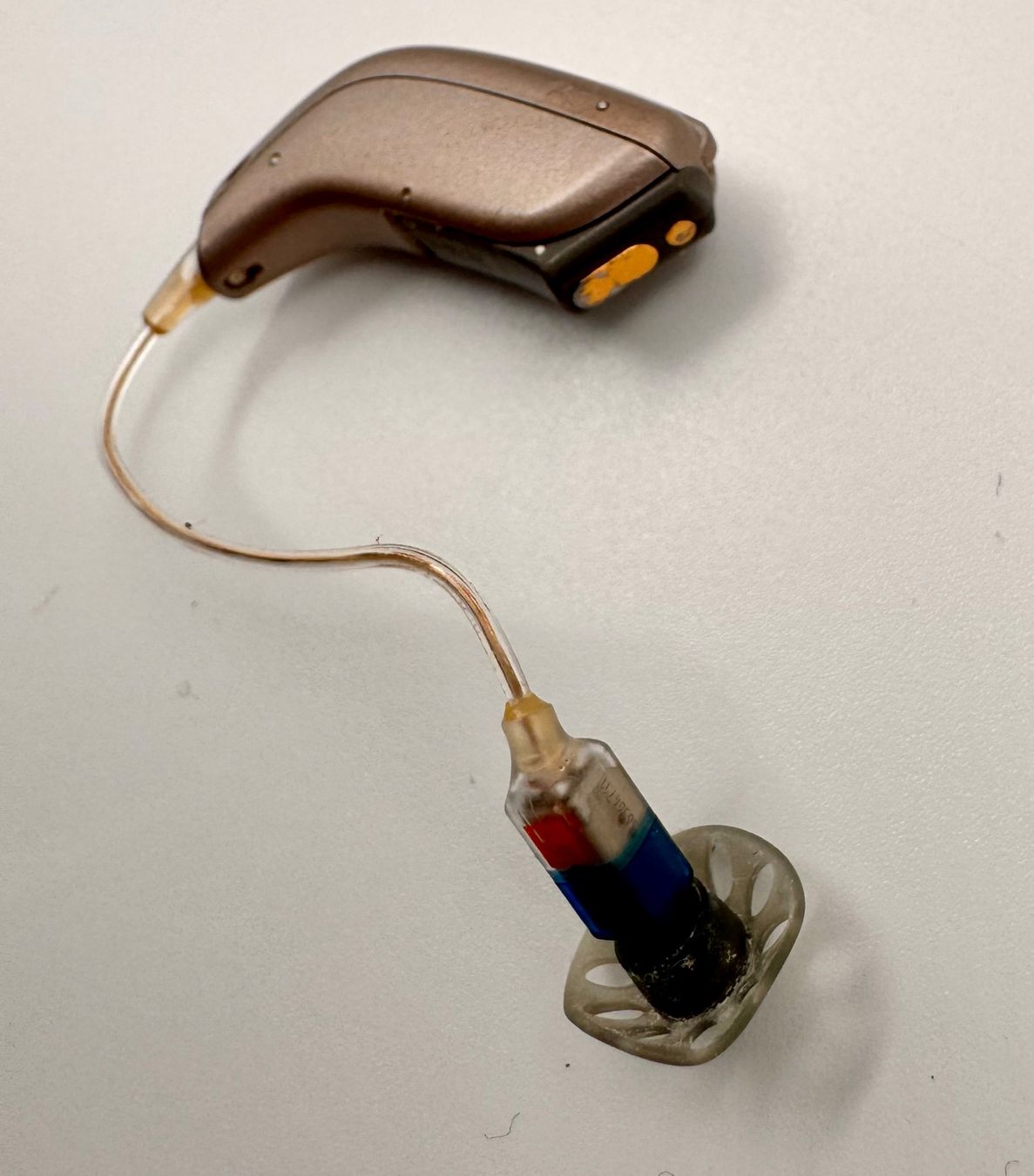 Oticon Attrezzature mediche: Oticon OPN3 RC Hörgerät Links – Usato da Hermetschwil-Staffeln venduto da Sigmund57 5