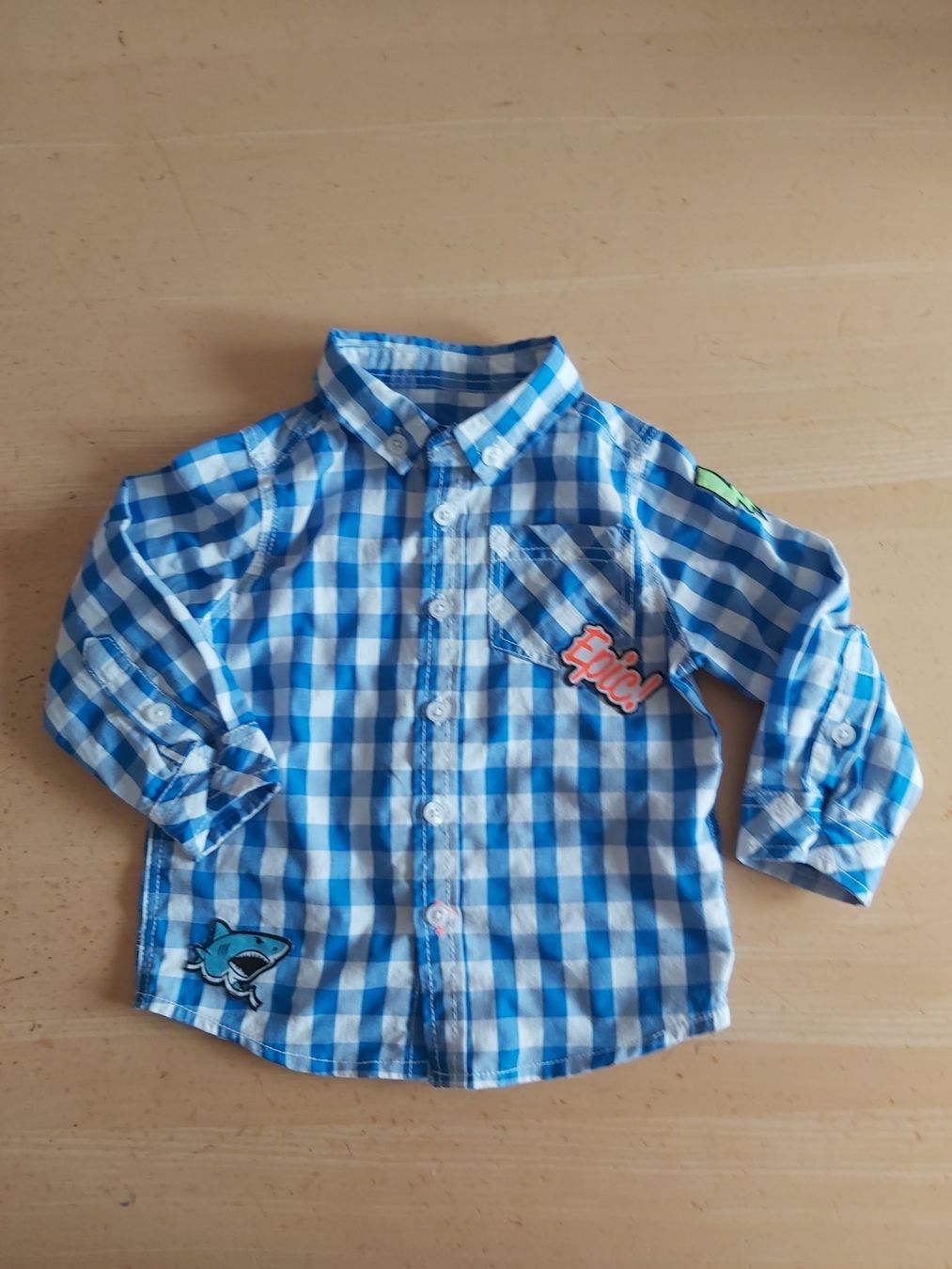 Camicie, Top & T-shirt: Hemd blau kariert mit coolen sticker Gr.74 – Usato da Disentis/Mustér venduto da epa_862v