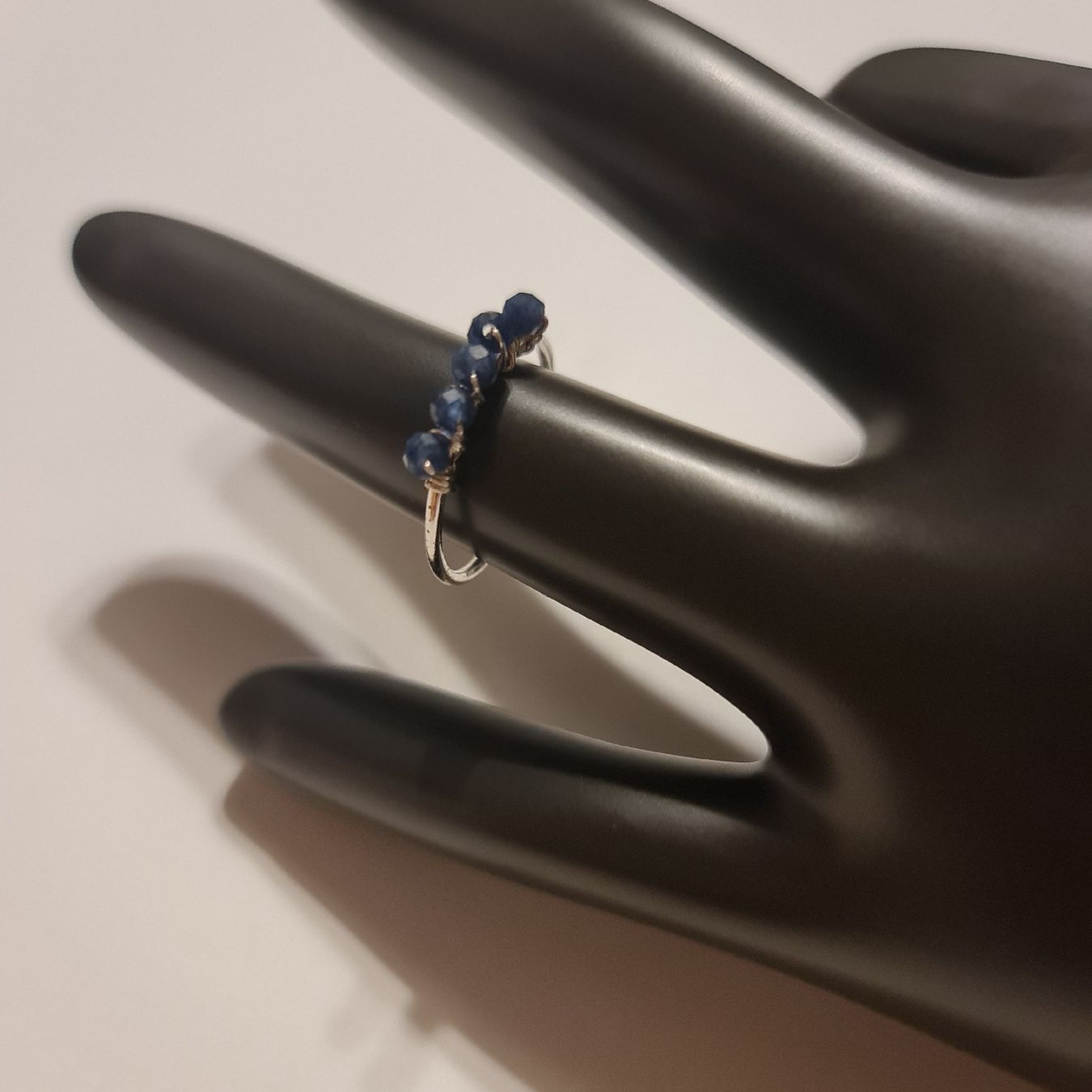 Bagues: Handgemachter Ring mit Saphiren – Neuf avec emballage d'origine à Grafstal par sel_yil