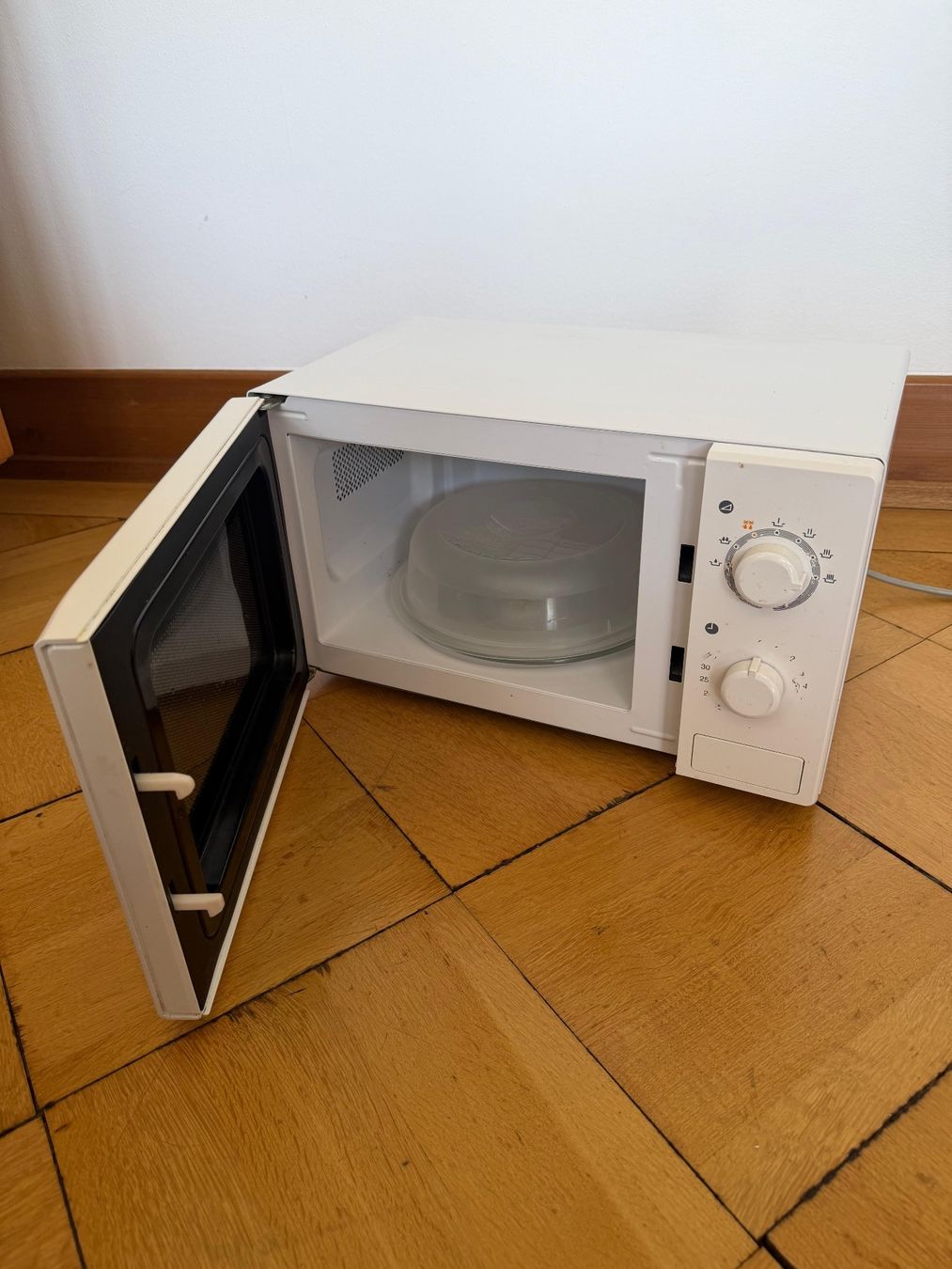 Daewoo Elettrodomestici da cucina: Mikrowelle Daewoo KOR-6L77 – Usato da Obernau venduto da agaton 1