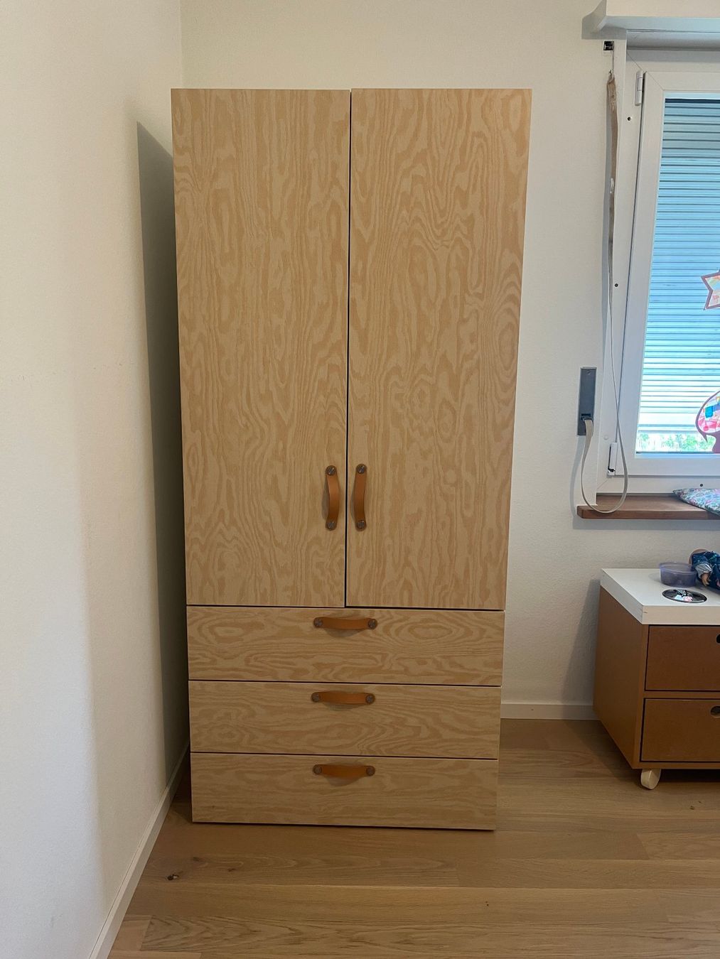 Ikea Armadi: Kleiderschrank mit Kiefer-Dekor Ikea – Usato da Thalwil venduto da schlluka 1