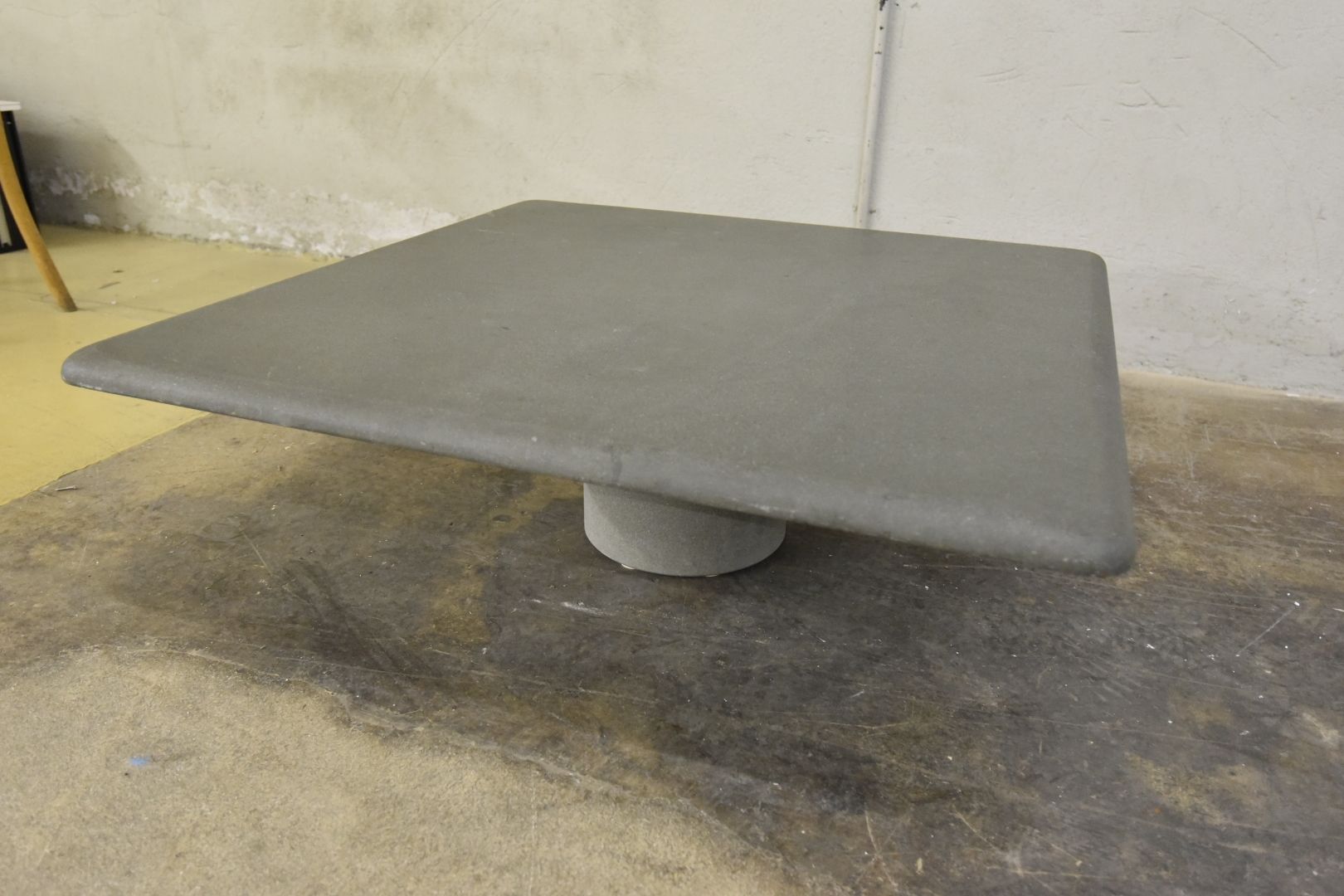 Tavoli: Designer Couchtisch aus Sandstein Angelo Mangiarotti – Usato da Lichtensteig venduto da UsedINStore 2