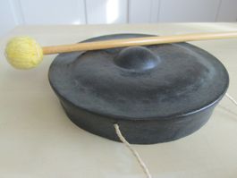 alter asiatischer Buckelgong und Schlegel (Saito Japan 113)