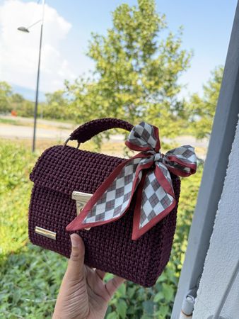 Sac à main bordeaux tricoté avec foulard neuf