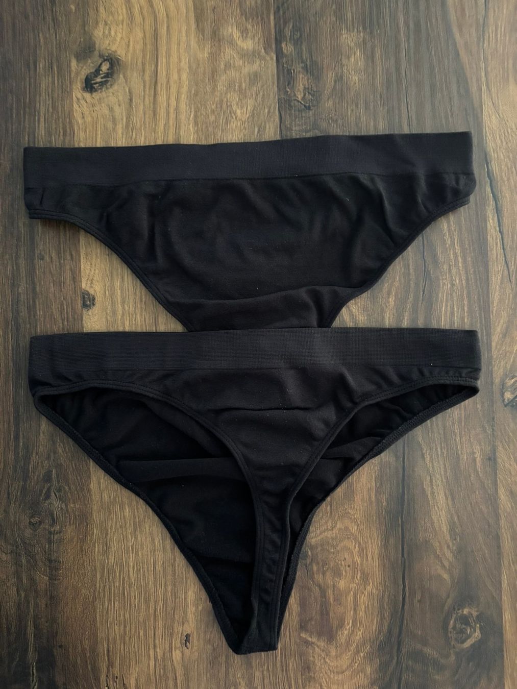 Sonstige Unterwäsche: 2 Stk. seamless Basic String schwarz (No 4) - Grösse L – Gebraucht aus Kleinandelfingen von Baba23