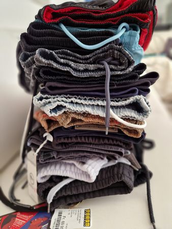 lotto di pantaloni lunghi, medi e corti. diverse marche