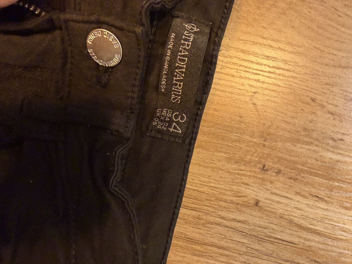 Jeans: Schwarze Stradivarius Jeans Gr. 34,  – Nuovo (secondo la descrizione) da Hohenrain venduto da Flysohighmybutterfly 1