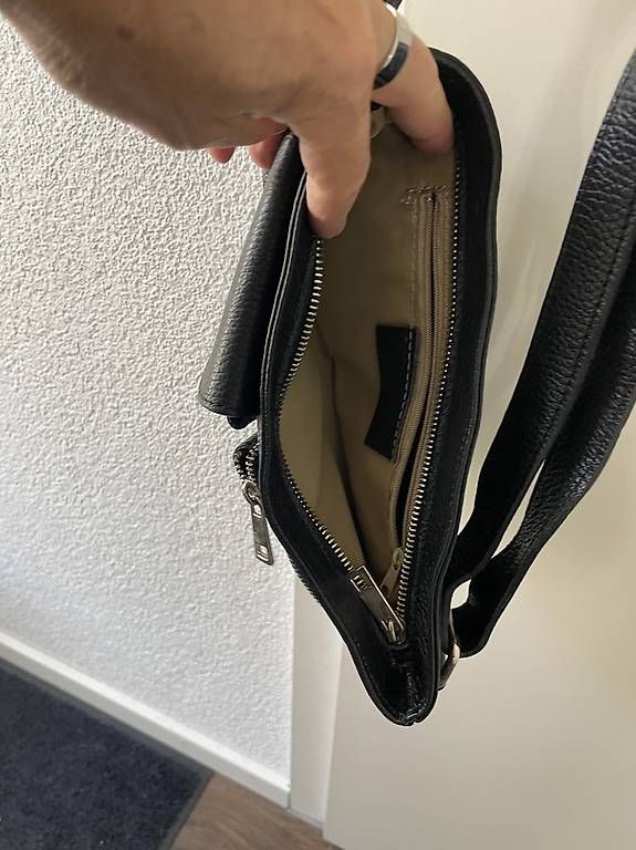 Taschen für Damen: Crossbodybag aus schwarzem Leder – Gebraucht aus Auslikon von fundance 1