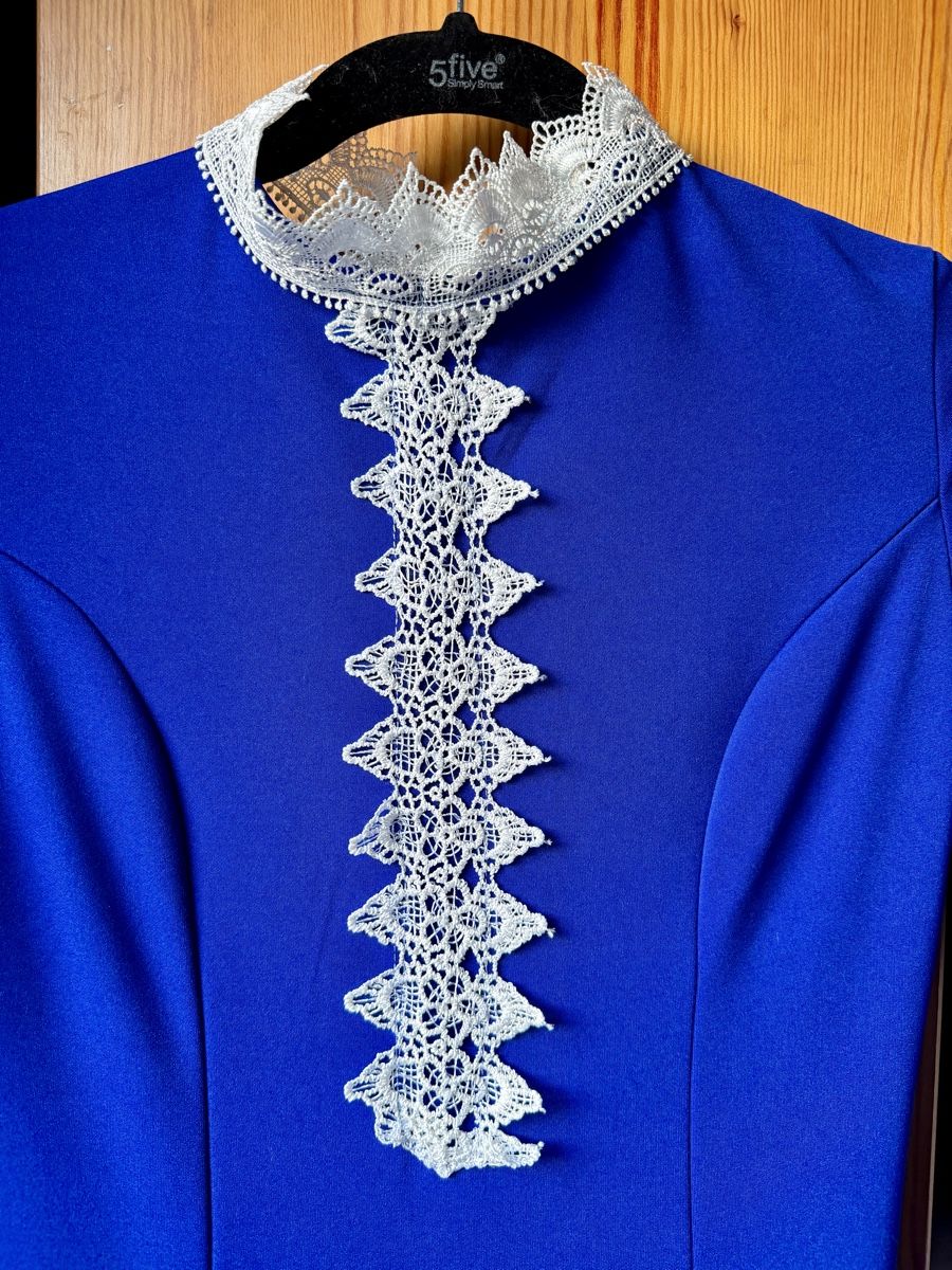 Kleider: Robe bleu avec dentelle blanche – Neu und originalverpackt aus Carouge GE von orc_88rq 2