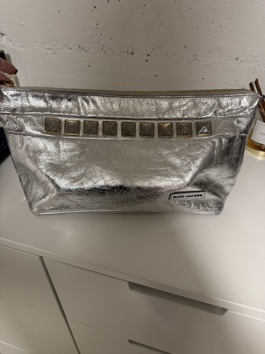 Marc Jacobs Borse da donna: Marc Jacobs Silver Leather Clutch Bag - Stunning! – Nuovo (secondo la descrizione) da Sarnen venduto da vik_jw5z 2