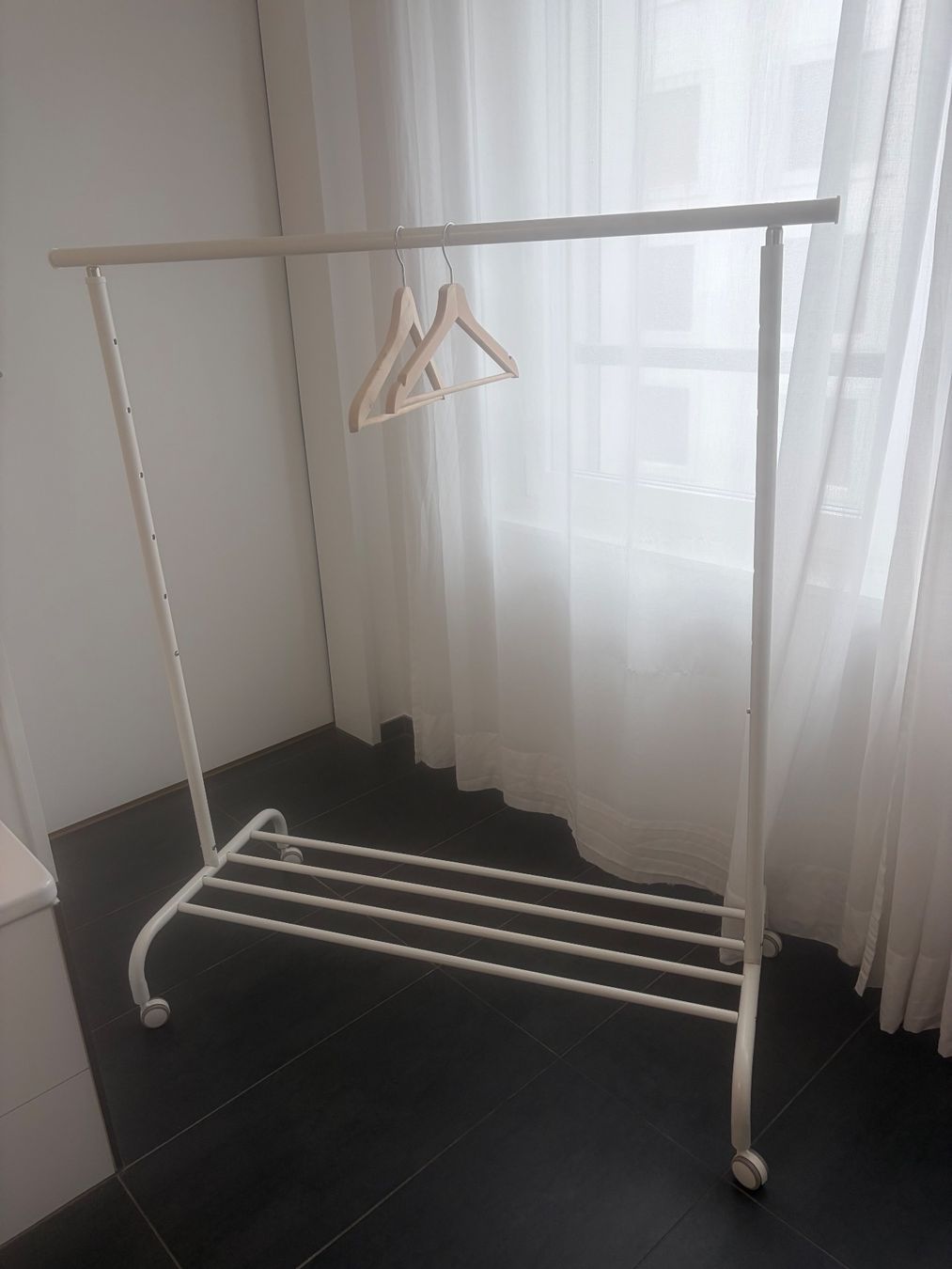 Ikea Garderobe: Kleiderständer weiss mit Rollen – Gebraucht aus Windisch von Laura_1991 1