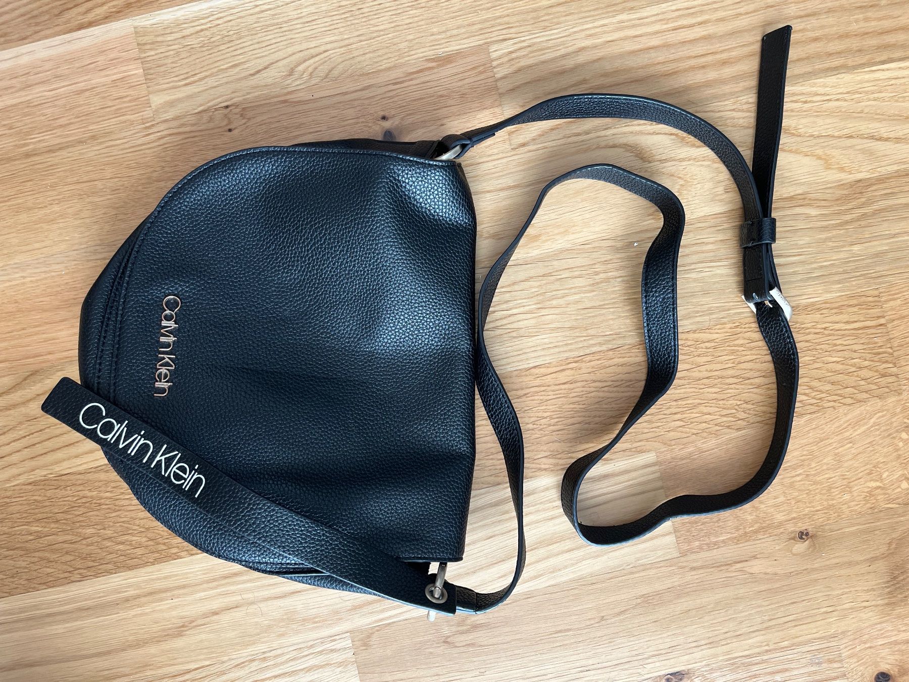 Calvin Klein Taschen für Damen: Calvin Klein Umhäng Schwarz Leder Look Umhaengetasche Som... – Gebraucht aus Uster von alexandraklopfer