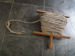 Ältere Seilspule mit Seil