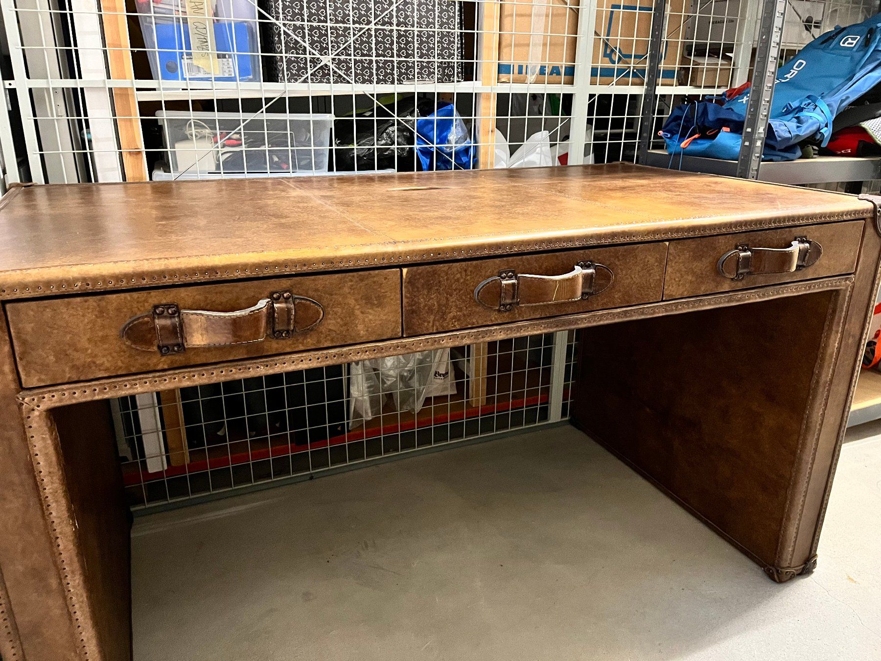 Scrivanie: Vintage leather writing desk in excellent condition – Usato da Zürich venduto da Keandro