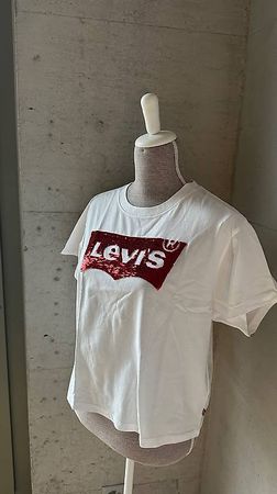 Levis T-Shirt mit roten Pailletten