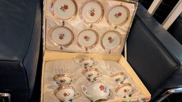 Porzellan-Teeservice mit Koffer, Rosendekor