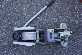 Hydraulischer Wagenheber 2 T