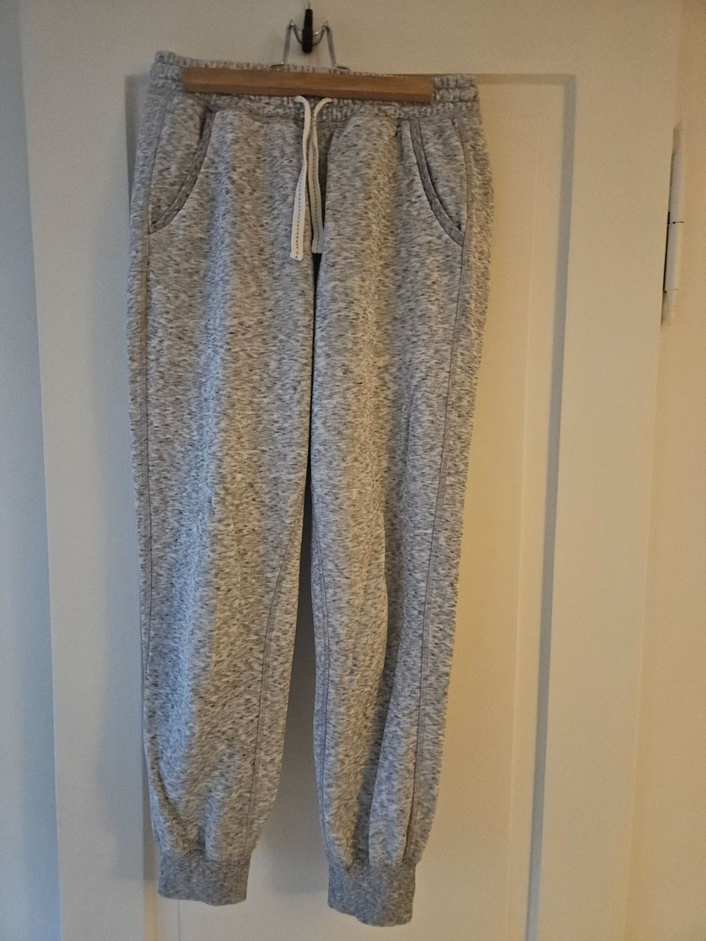 Pantaloni: Graue Damen Trainerhose, Grösse S – Usato da Zürich venduto da anna_r26m 2