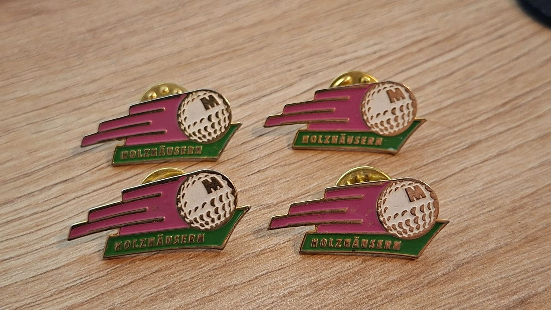 Plaquettes & Badges: 4x Golfpark Holzhäusern Ansteckpin – D'occasion à Goldau par Sarantantan