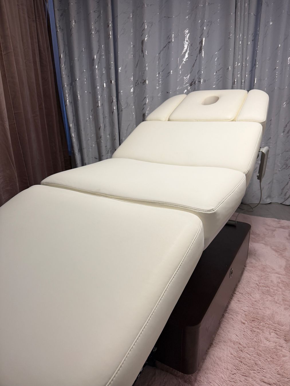 Kosmetik-& Massageliegen: Hochwertige Massagebank – Gebraucht aus Wilen b. Wil von Valerx