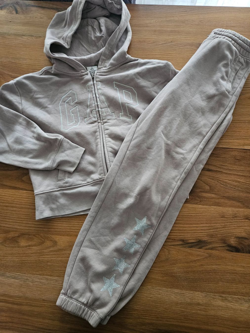 Gap Lotti & Set di vestiti: GAP Jogginganzug beige Gr. 146-152 – Usato da Engelburg venduto da ynnoc19