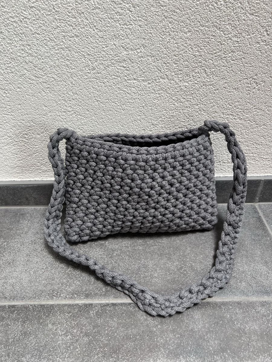 Borse da donna: Graue Selbstgehäckelte Tasche – Usato da Wettswil venduto da alstel24 2