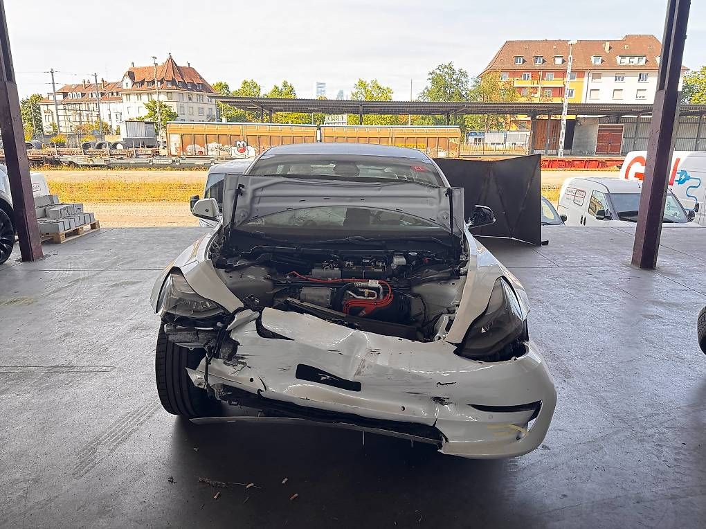 Automobili: Unfallschaden Tesla Model 3 – Usato da Basel venduto da rav_csh6 1