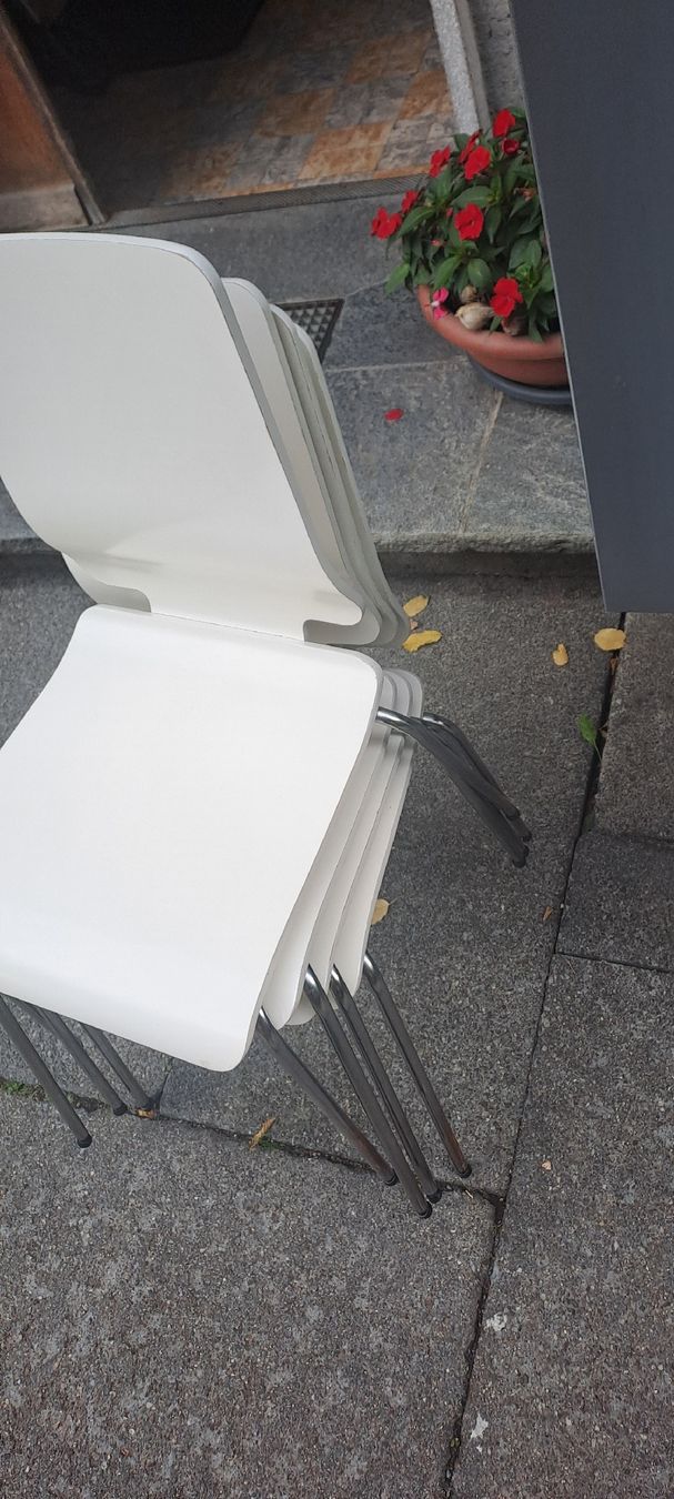 Chaises: 4 weisse Stühle – D'occasion à Liebefeld par Robot.exe
