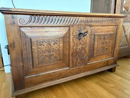 Coffre ancien en bois massif sculpté