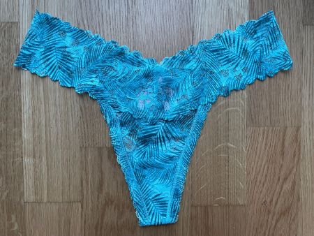 Victoria’s Secret Lace Thong M NEW