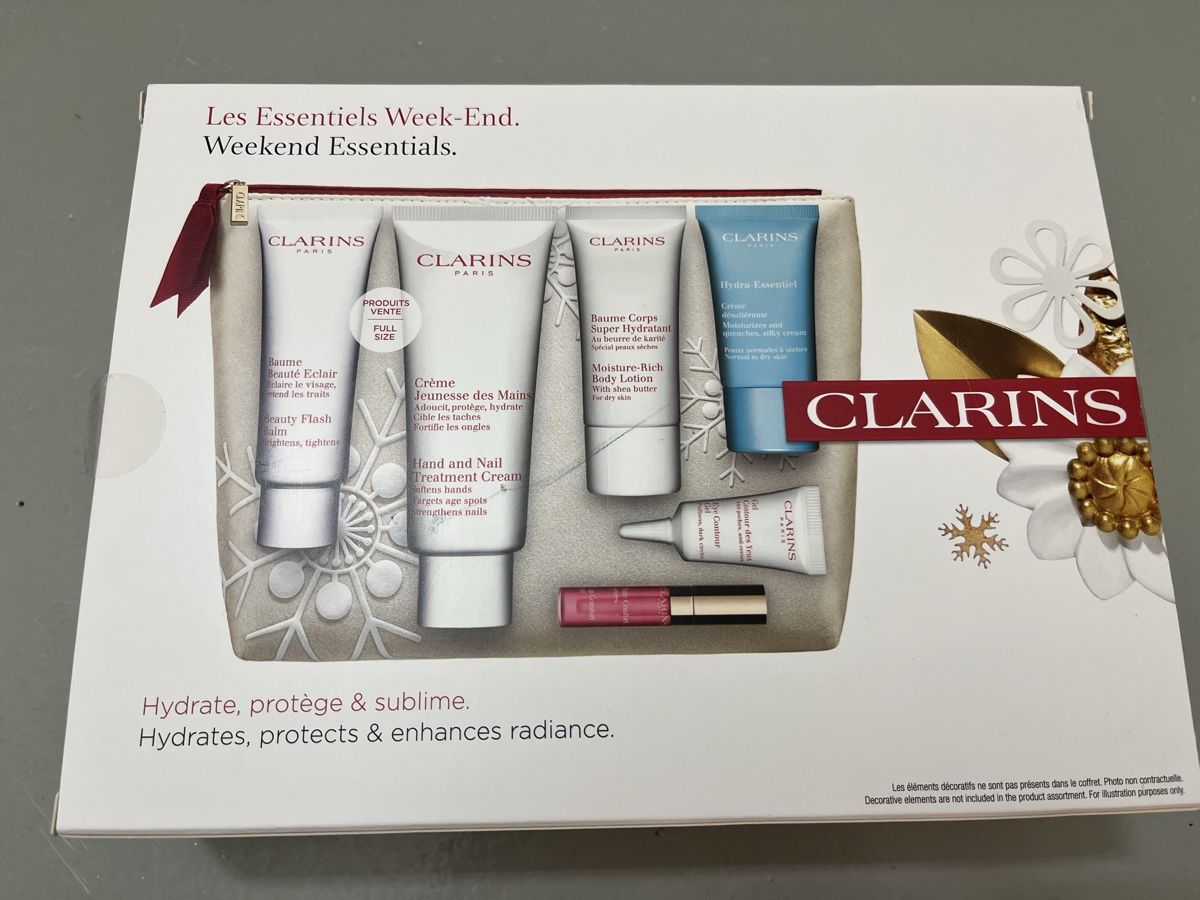 Clarins Feuchtigkeitspflege: Clarins Essentials Gift Set – Neu und originalverpackt aus Affoltern am Albis von dan_jm8b 1