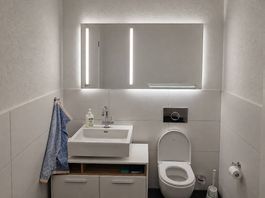 Badezimmerspiegel mit LED-Beleuchtung und Ablage