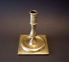 KLEINER BRONZE/MESSING KERZENSTOCK. SPANIEN, ENDE 17. JAHRH.