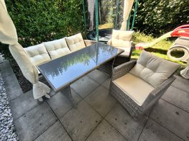Grosse Rattan Lounge Set mit Tisch und Kissen!