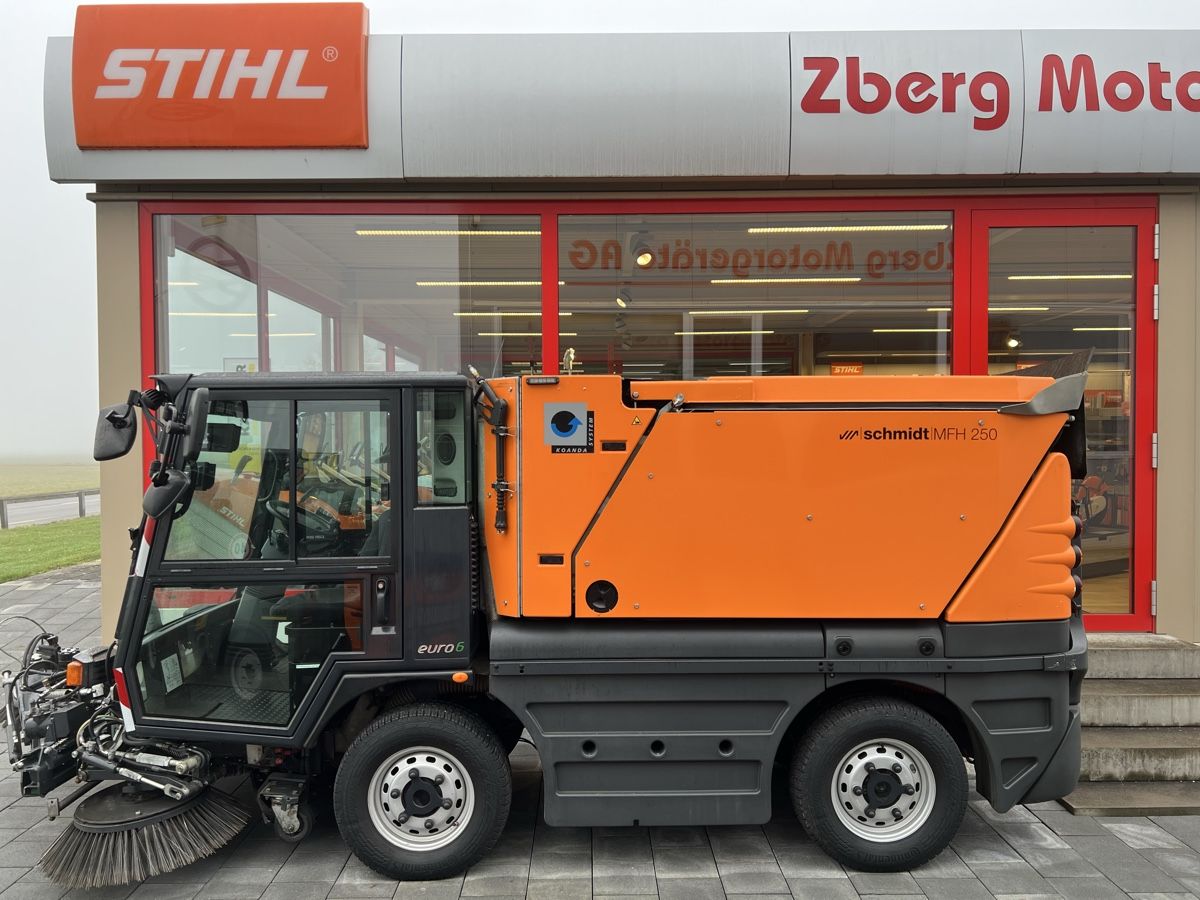 Tutte le macchine: Kehrmaschine Schmidt Swingo 200 – Usato da Subingen venduto da Grace