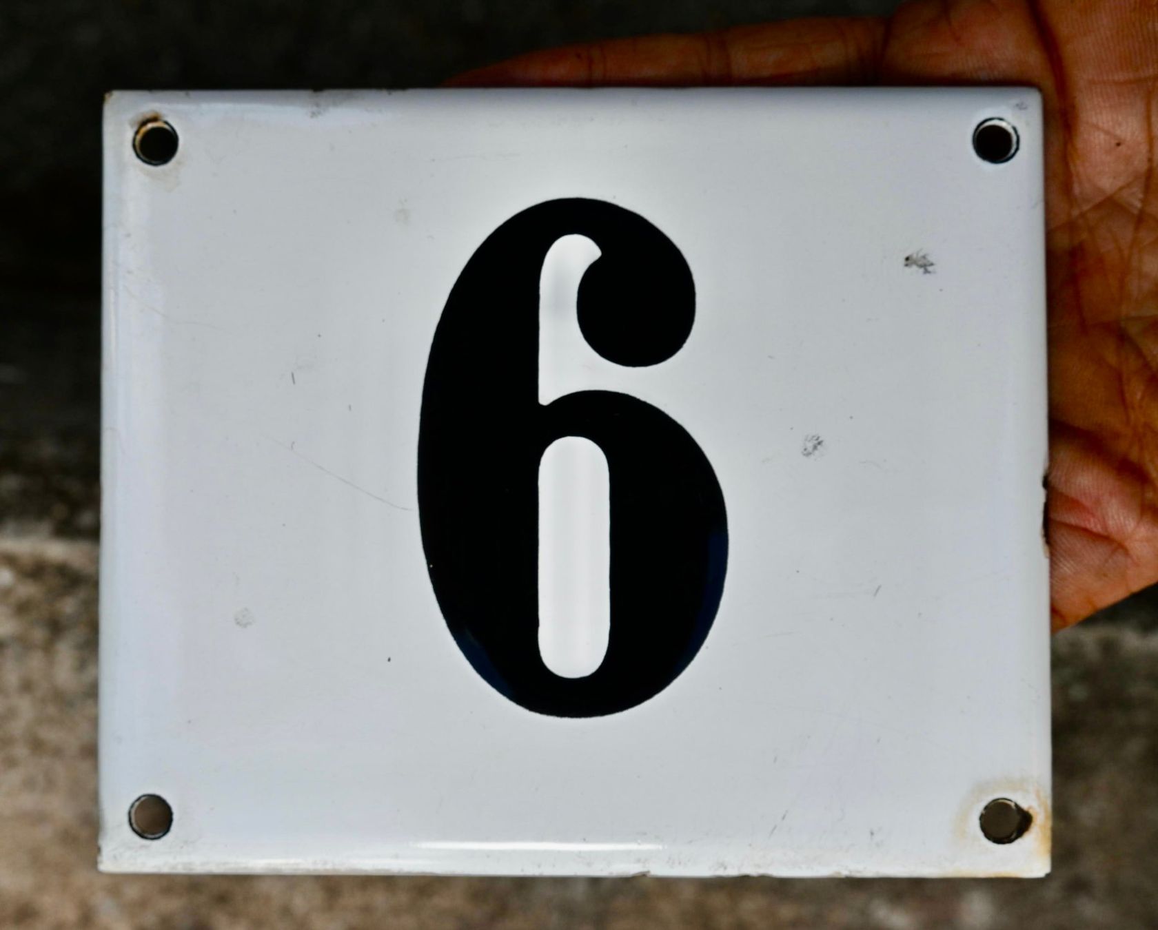 Insegne: altes Emailschild Hausnummer 6 ODER 9 emaille 11.7 x 9.8cm – Usato da Pfaffhausen venduto da mono_rec