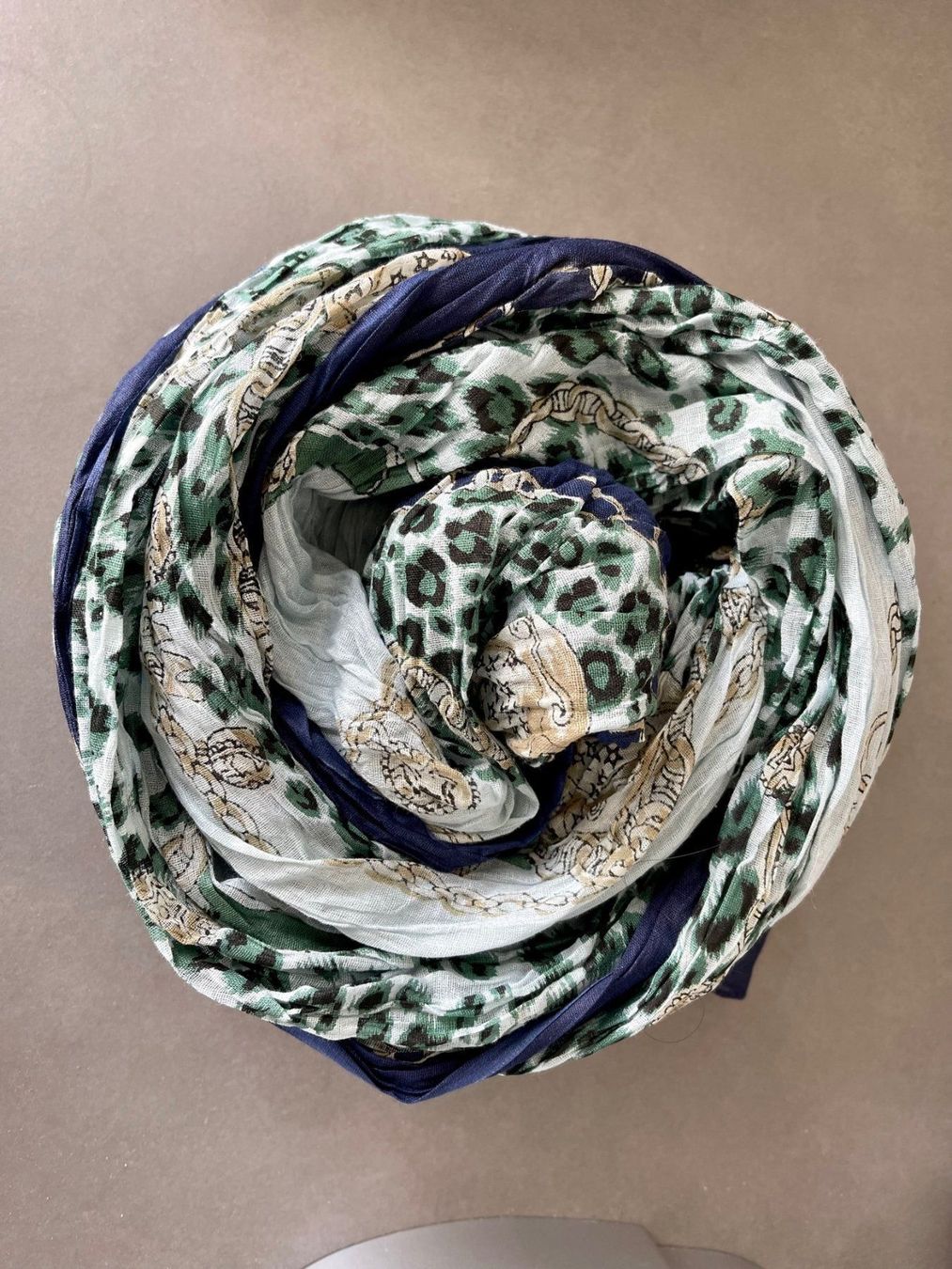 Foulards, Tücher & Schals: LEOPARDENMUSTER UND CHAINS SCHAL – Neu und originalverpackt aus Honau von sainj 1