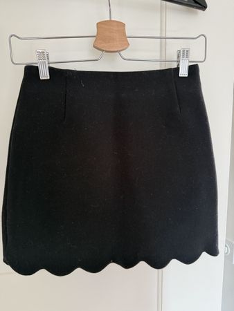 H&M Minirock schwarz mit Wellensaum 