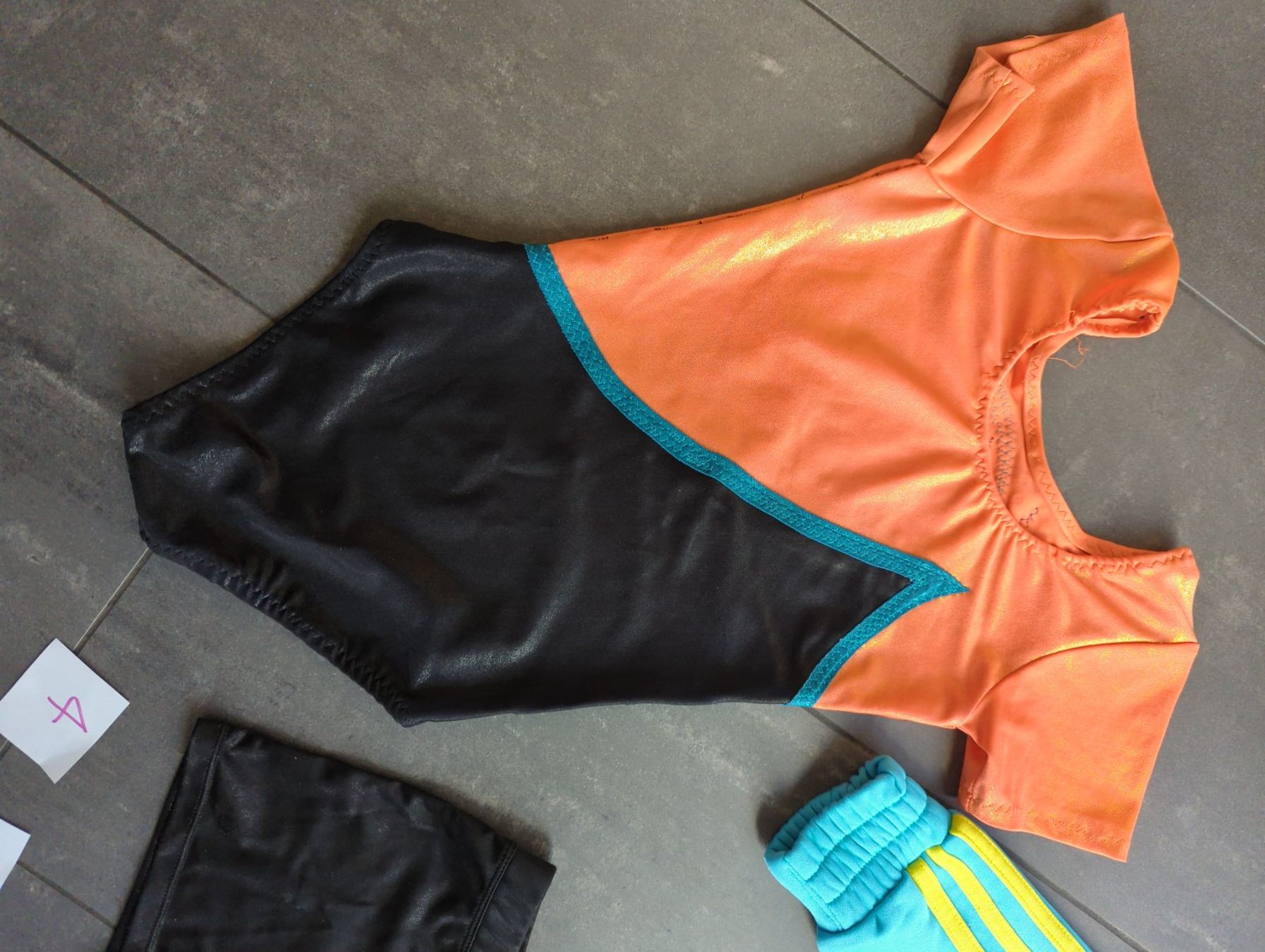Adidas Lotti & Set di vestiti: Turn Kleider Set. Kunstturnen Grösse 52cm – Usato da Himmelried venduto da Paura 4
