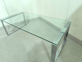 Grosser Glas-Couchtisch mit Chromgestell