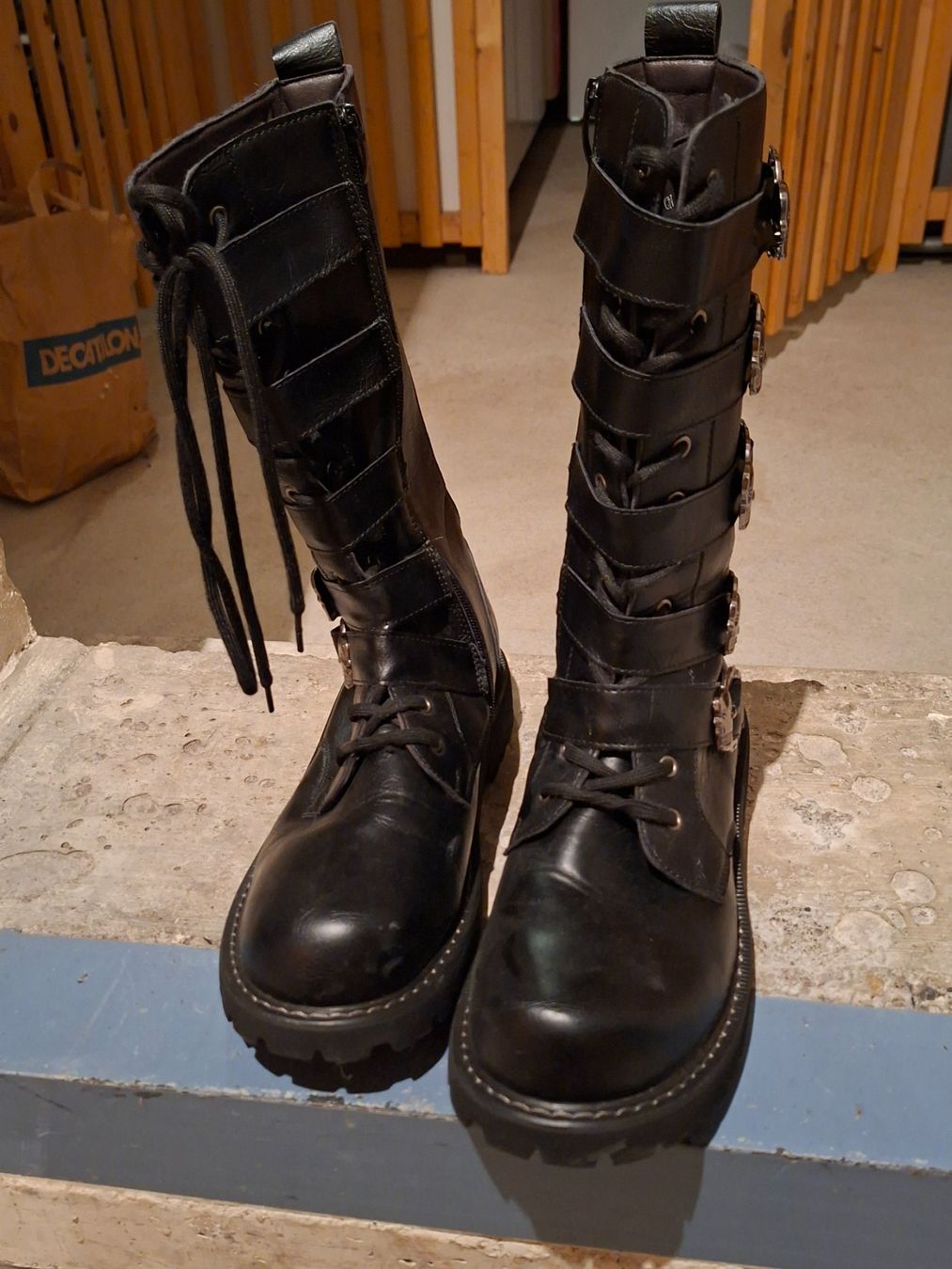 Scarpe da uomo: Gothic Stiefel mit Schädel-Schnallen – Nuovo (secondo la descrizione) da Uetendorf venduto da lau_2vqn 1