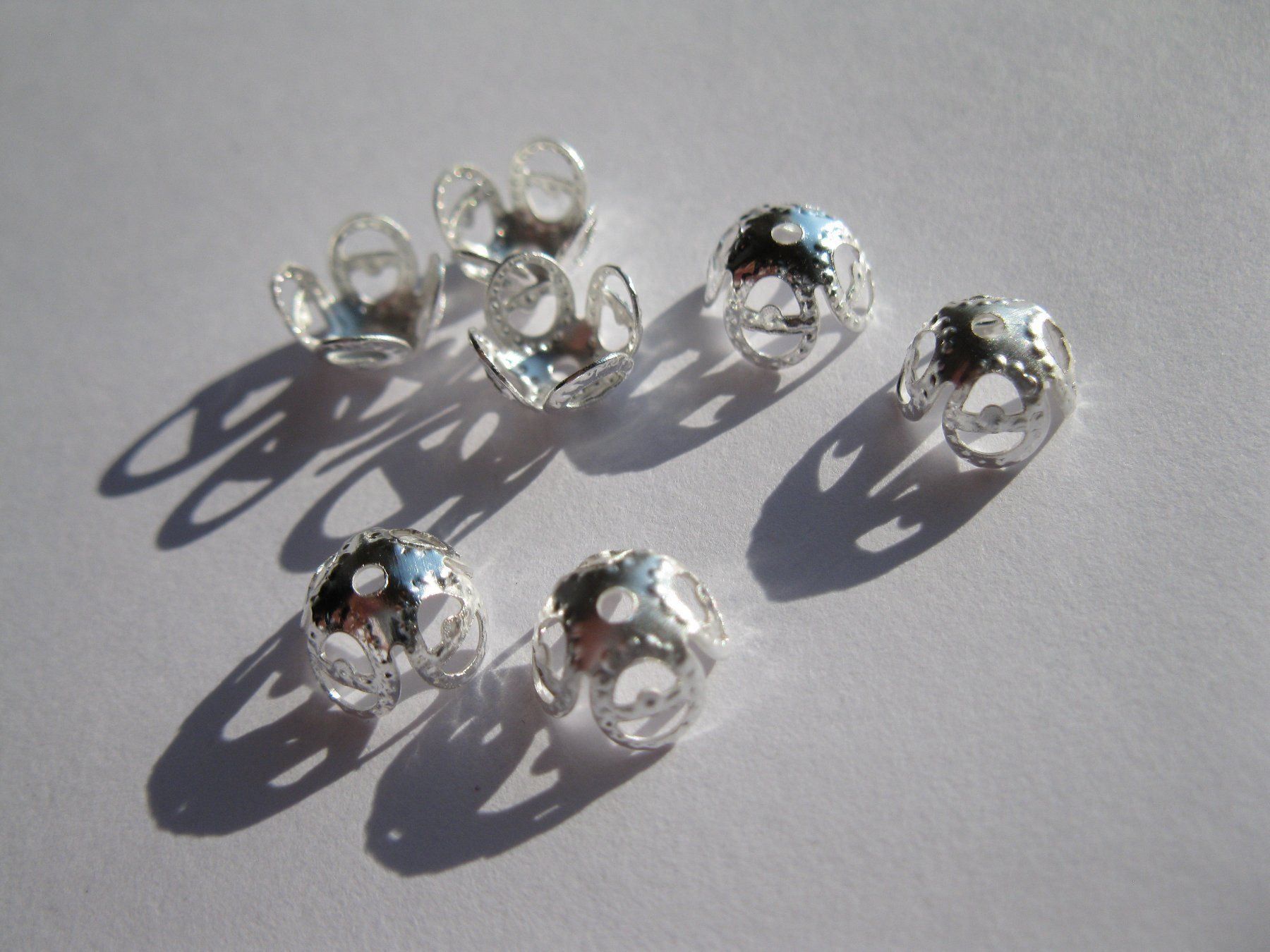 Perle (finte): 30 Perlkappen Bogen, versilbert, 8mm – Nuovo e nell'imballaggio originale da St. Margarethen TG venduto da LuanaKa