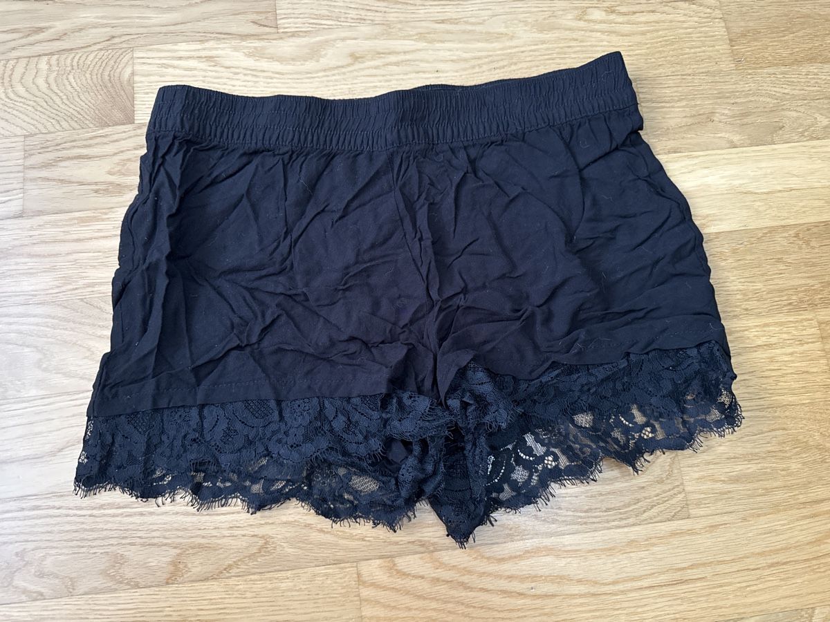 Pantaloni: Kurze Hose mit Spitzendetail Gr. M – Nuovo (secondo la descrizione) da Thun venduto da Vans_98