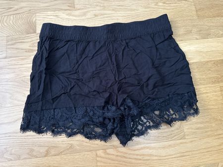 Kurze Hose mit Spitzendetail Gr. M