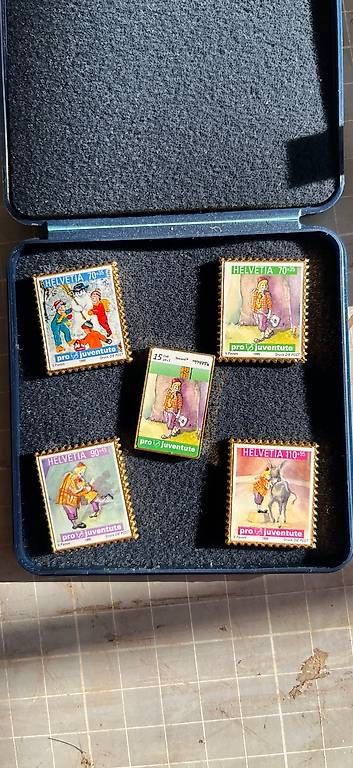 Placchette & Badge: Pro Juventute Briefmarken Pin – Usato da Bättwil venduto da hummn