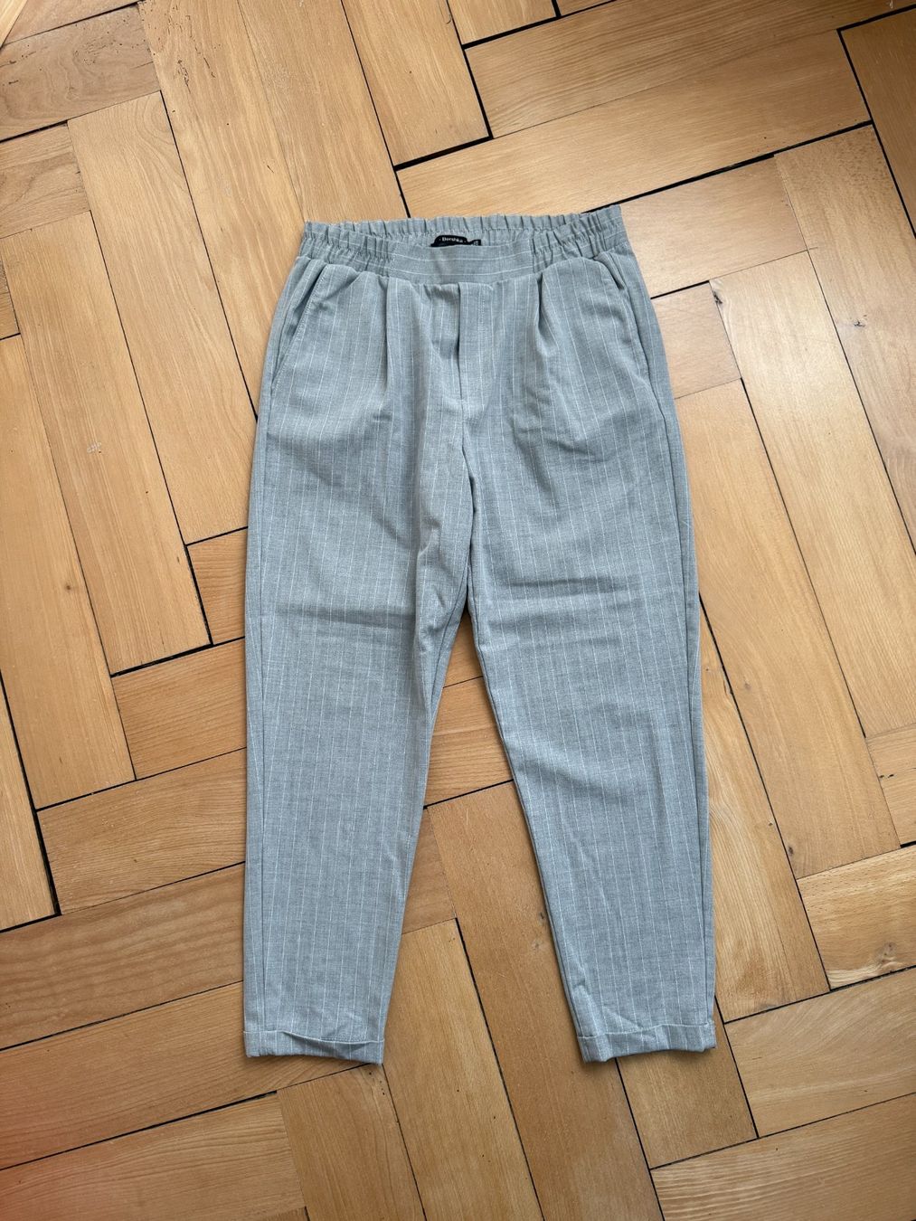 Bershka Pantaloni: BERSHKA - Hose hellgrau gestreift M – Usato da Zürich venduto da Diazaio