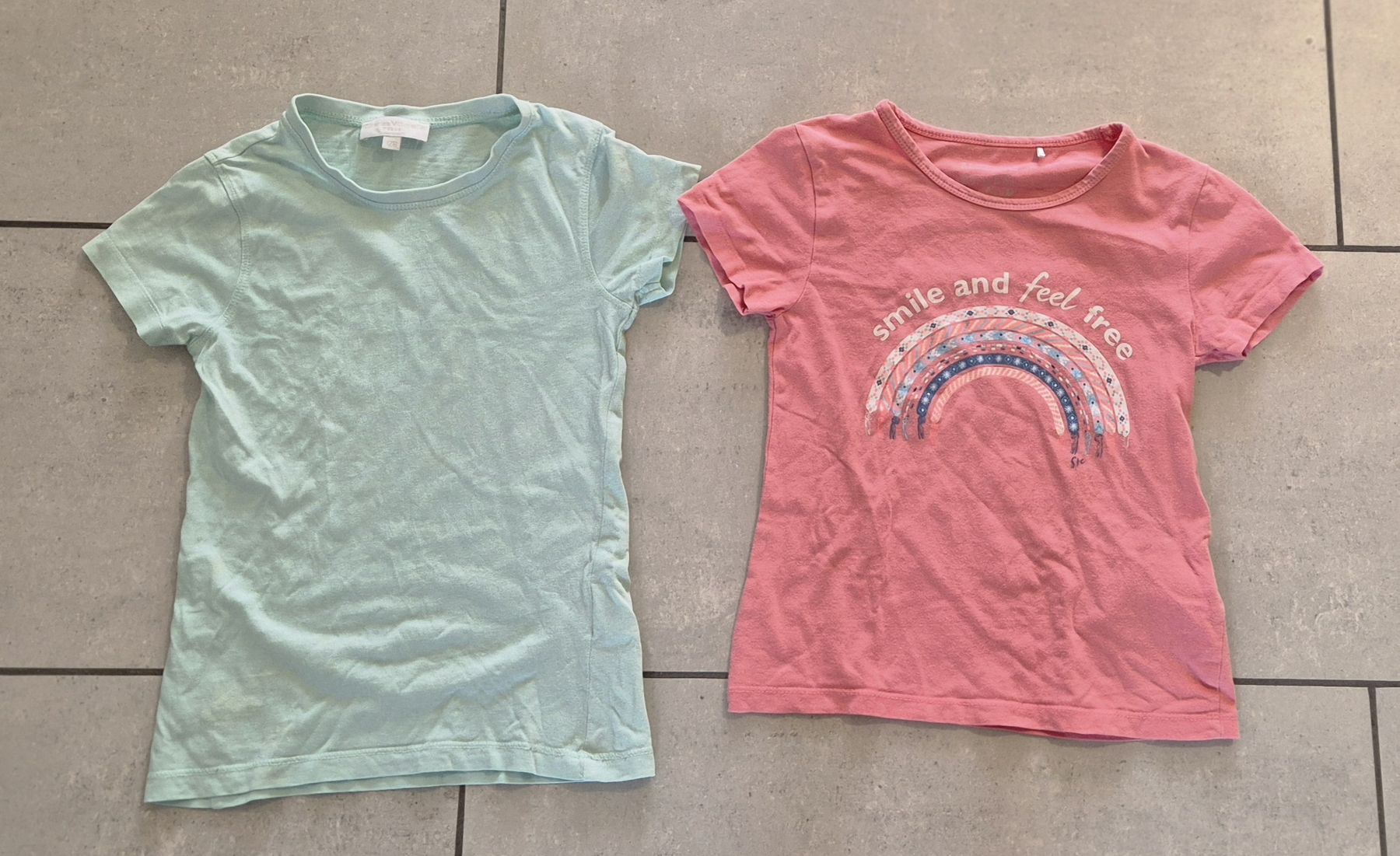 Camicette, T-shirt & Top: 2 T -Shirt's 122/128 – Usato da Zofingen venduto da Shile