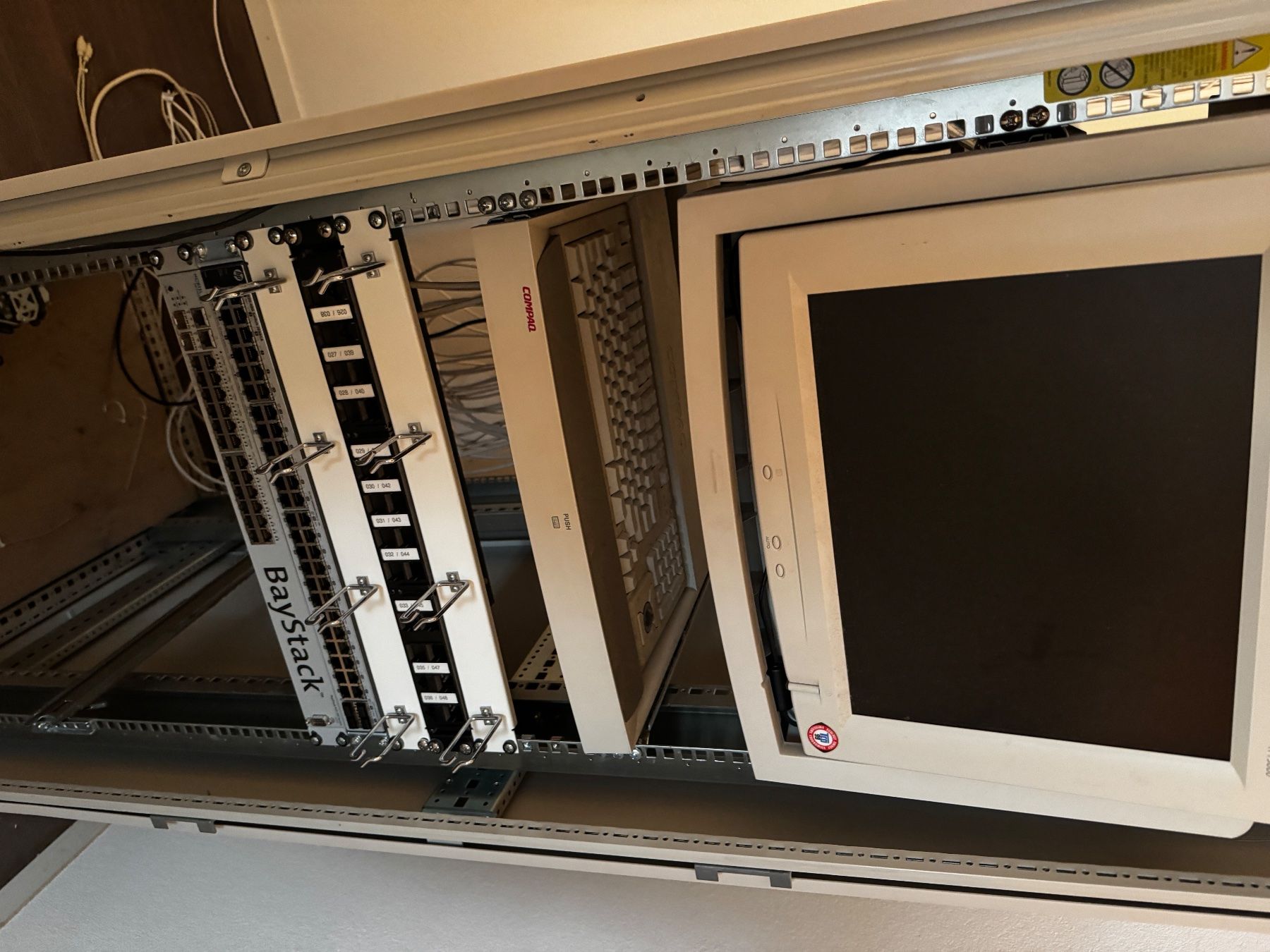 Compaq Racks & Cavalletti: Rack Compaq mit Bildschirm und Tastatur – Usato da Biberist venduto da Boumi_73