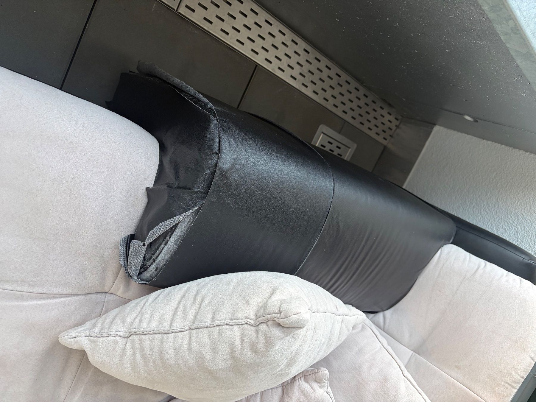 Conforama Divani: Beiges Sofa mit schwarzem Ledergestell, gebraucht. – Usato da Seuzach venduto da Saui88 3